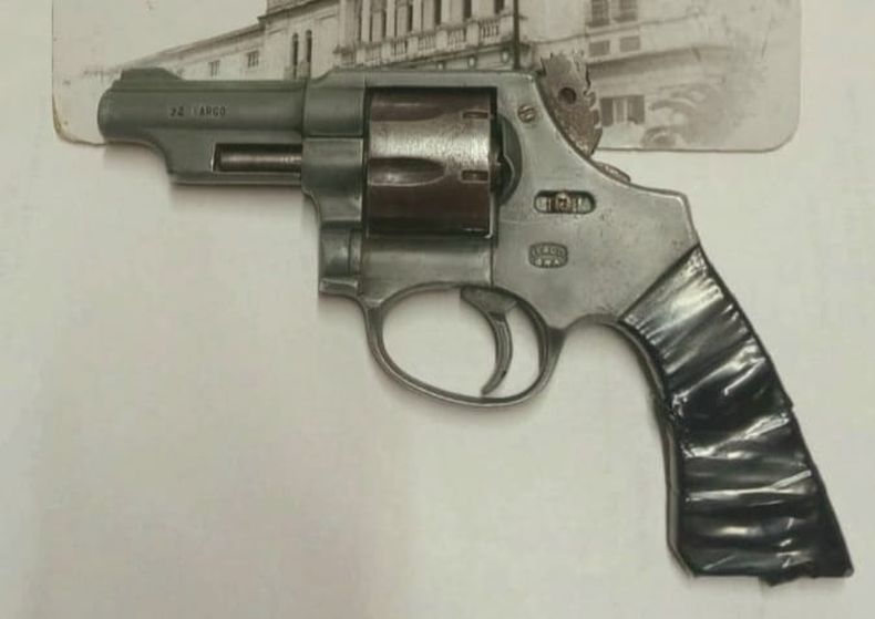 INCAUTADA. El arma con la que los delincuentes golpearon al remisero.