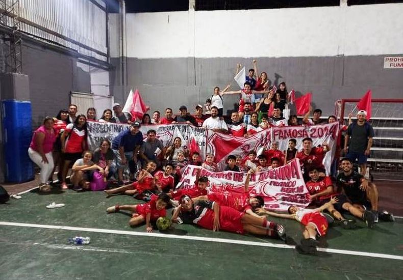 HINCHADA. Papás y chicos de Sportivo felices en la tribuna tras el ascenso en Don Bosco.