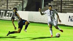 EL 9 EN ACCIÓN. Tabone regresó a Real Pilar para ser el referente dentro del área..