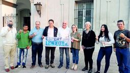 CENTRO. Espert con la lista de la UCD, frente a la parroquia de Pilar..