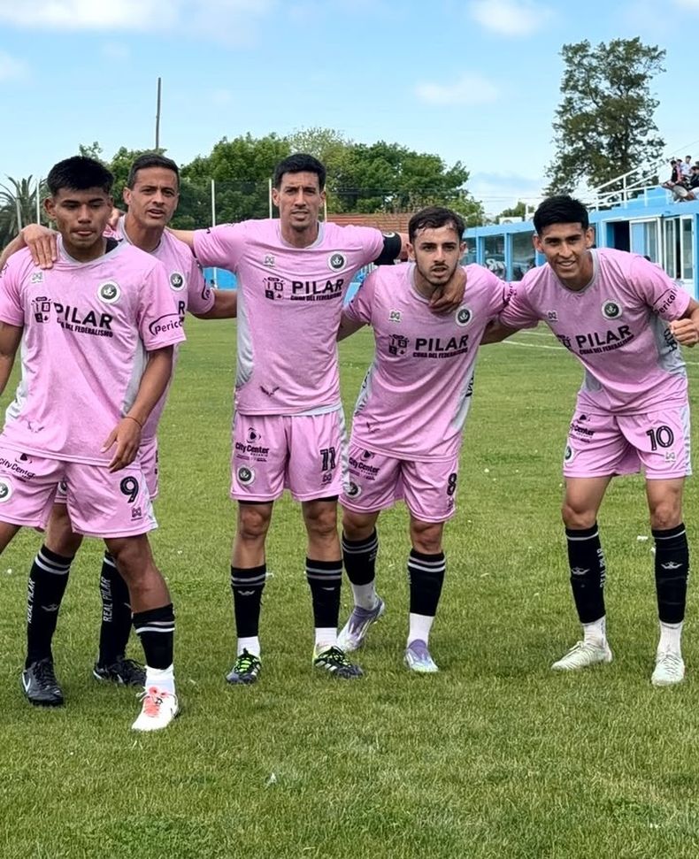 ABRAZADOS. Aguilar, Pansardi, Crocco y Mancini festejan con Vergara, que marcó el 1-1 de Real.