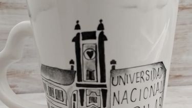 Las tazas de la Universidad de Pilar se venden en La Baulera.&nbsp;