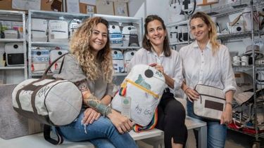Ornella, Carla y Mora Basilotta con algunos de los productos de Fracking Design..