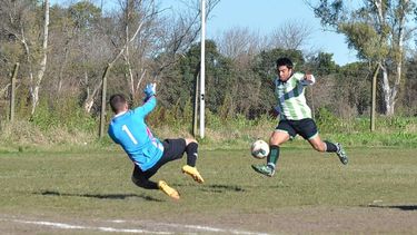 Mauro Zárate define ante la salida del arquero de Argentinos. Fue el 1-0 de Abrojal..