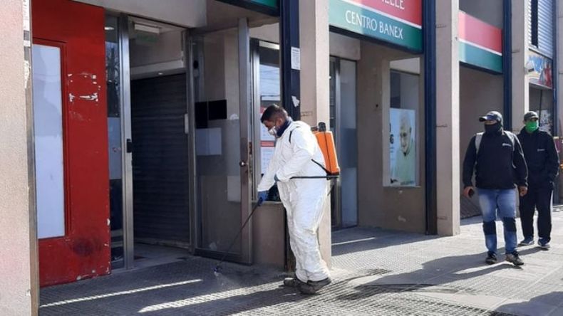 DESINFECCIÓN. Operarios municipales trabajan en Del Viso para disminuir la circulación. .
