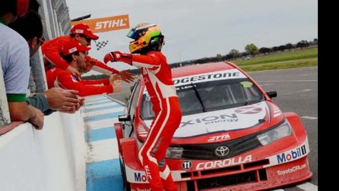 HAY EQUIPO. Rossi se bajó del auto a festejar con sus compañeros de equipo..