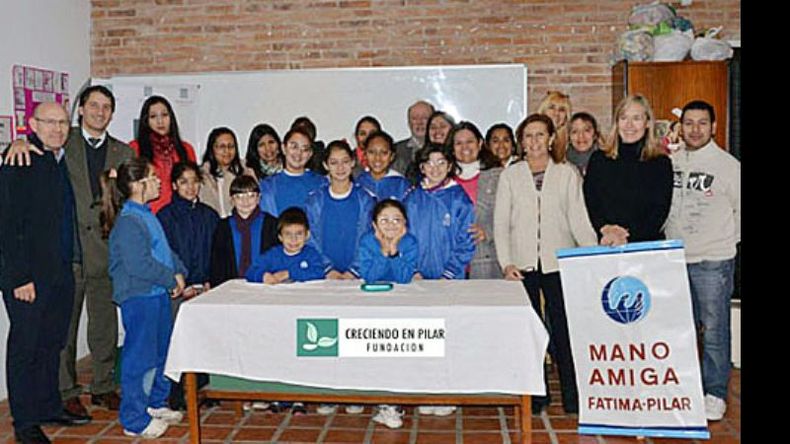 Los integrantes de la fundación, con los beneficiarios..