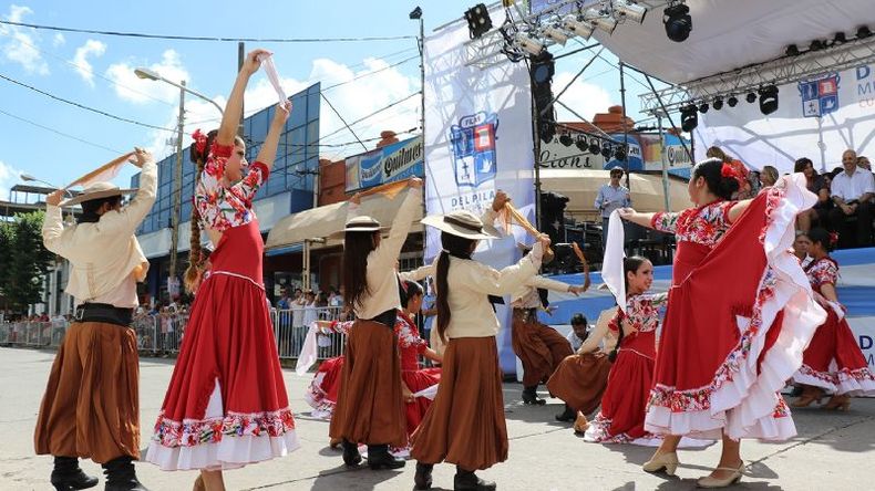 El sábado a partir de las 20, habrá música y baile en la Plaza 12 de Octubre..