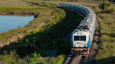 El tren a Mar del Plata tiene dos frecuencias diarias y parte desde Plaza Constitución.&nbsp;