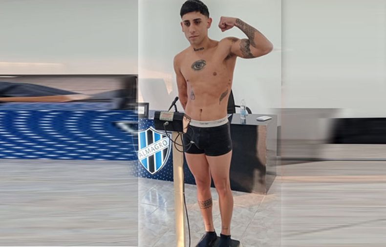 PESO. Luciano Rueda dio 64,500 kilos en la báscula, durante el pesaje realizado el viernes en el Club Almagro.