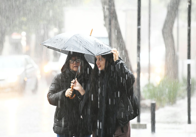 El Servicio Meteorológico Nacional mantiene la advertencia por tormentas en Pilar. El pronóstico anticipa cuándo dejará de llover en la ciudad.