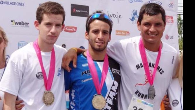 El podio de los hombres en la 20 a 29 años; medallas para Rocha, O’Donnell y Cena..