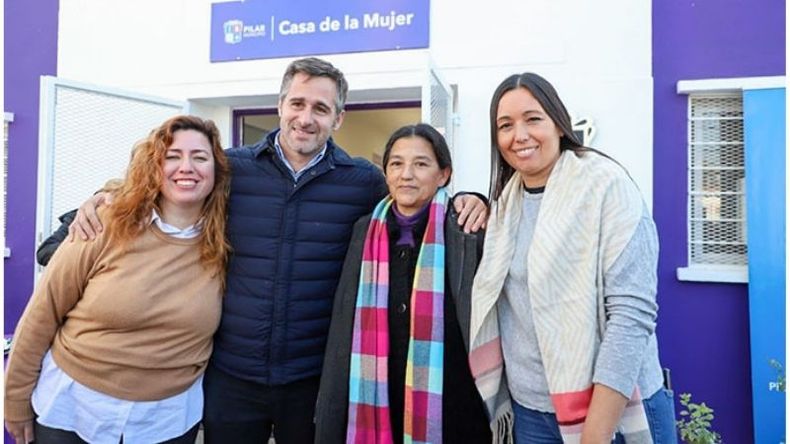 CASA NUEVA. Achával con la subsecretaria de género provincial, Lucía Portos y la secretaria municipal del área, Eva Molina..