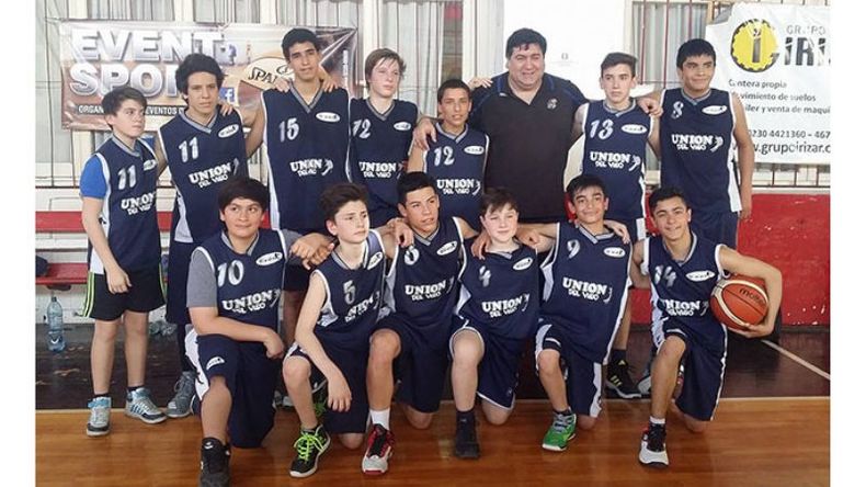 A JUGAR. Los chicos de Unión que hicieron de locales en el Rancho..