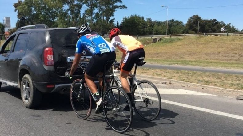 Pegados. Dos ciclistas fueron fotografiados por un automovilista que los vio transitando por Panamericana. .