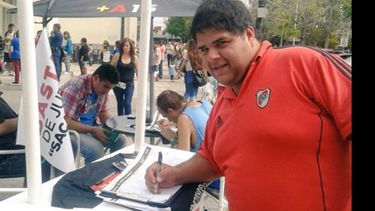 CAMPAÑA. Una de las mesas locales, en la peatonal..
