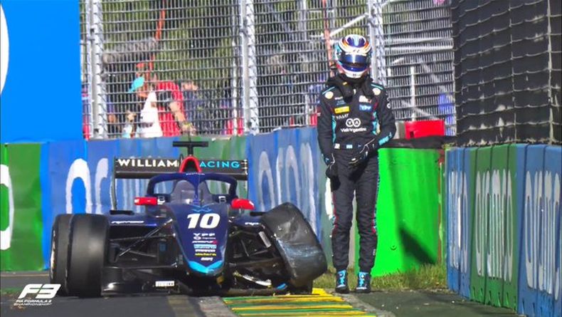 Franco Colapinto junto a su MP Motorsport dañado en Albert Park.