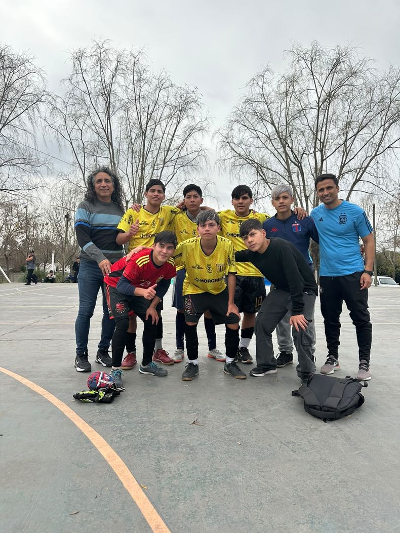 AL REGIONAL. La Secundaria 6 de Peruzzotti ganó el título en la Sub 16.