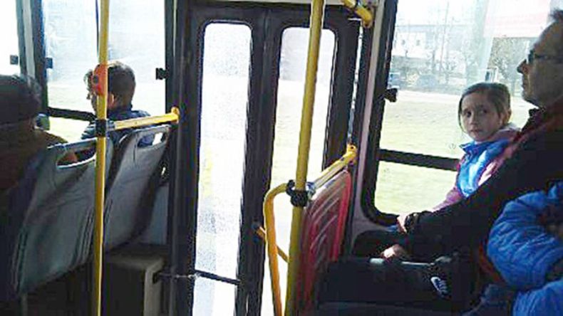 ROTA. La pedrada alcanzó la puerta trasera del micro..