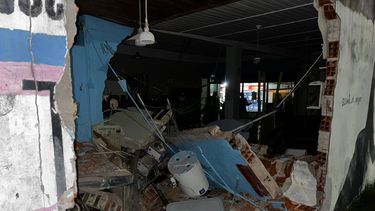 El camión de materiales impactó contra el costado de un negocio ubicado sobre la Avenida Eva Perón. El camión de materiales impactó contra el costado de un negocio ubicado sobre la Avenida Eva Perón.