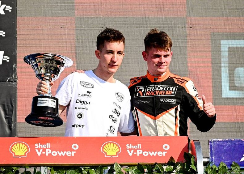 Santilli Pazos junto a Otto Fritzler en el podio del TC Mouras.