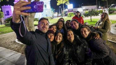 SELFIE. Achával en la plaza 12 de Octubre. Fotos, abrazos y pedidos en cada recorrida. &nbsp;