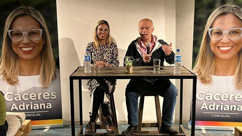 CHARLA POLÍTICA. La encabezaron Adriana Cáceres y Néstor Grindetti. .