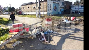 INVADIDO. Los vecinos cortaron calles para evitar el paso de vehículos..