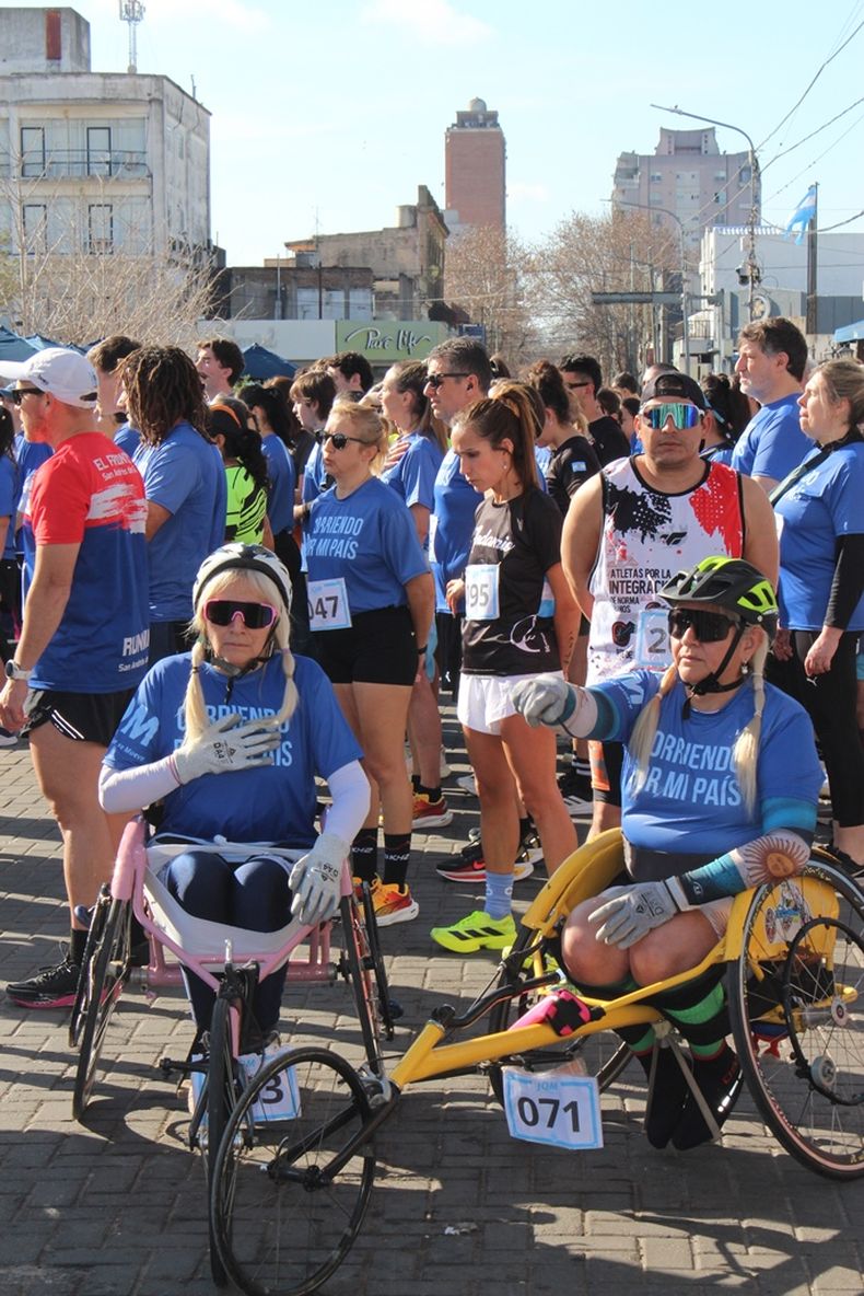 La derquina Norma Ramos no quiso perderse la competencia y compitió en la categoría silla de ruedas.