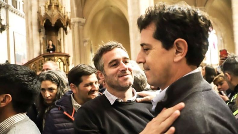 SALUDO. Achával se cruzó con Wado de Pedro durante la ceremonia. .