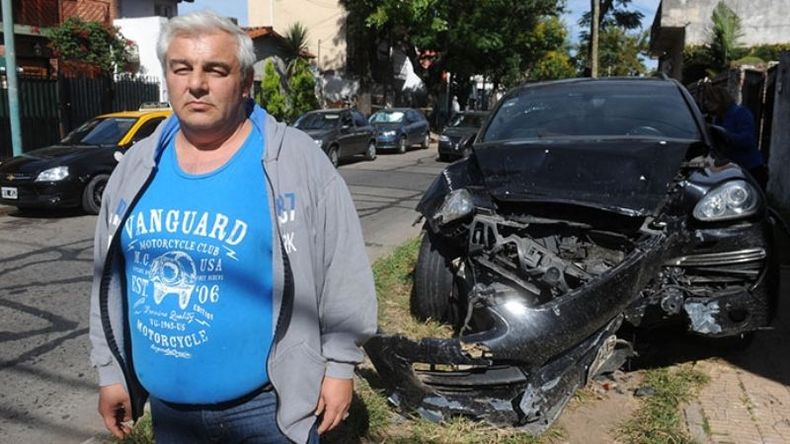 UBER DESTRUIDO. Así quedó el auto en el que viajaba la víctima. Su esposo (foto), pide justicia. .