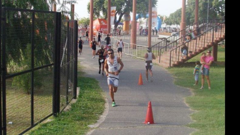 (Ariel Olmos). Chapa marcó diferencias en el atletismo, que se corrió en la costanera del balneario La Florida..