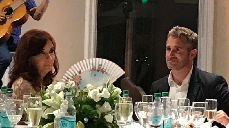 La vicepresidenta Cristina Kirchner compartió mesa con el intendente Federico Achával..
