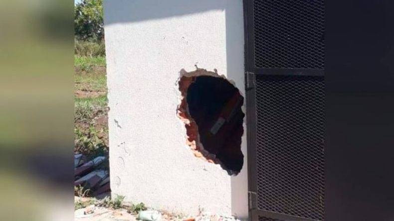 El boquete realizado por los ladrones (foto: Vecinos de Zelaya Unidos)..