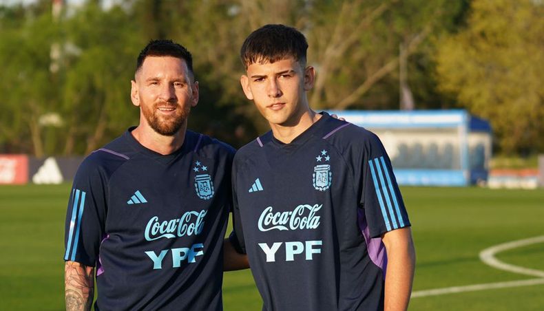 PARA EL RECUERDO. Messi junto al pilarense Camilo Rey Domenech.