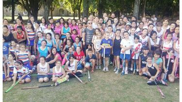 GRUPO. Stepnik posó junto a las chicas que participaron de la clínica..