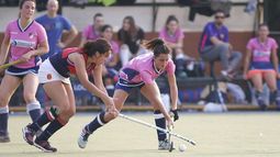 (ALEJANDRO CANO). LUCHA. Capdevielle (Deportiva) y Nougues (Champagnat) pelean por la bocha..