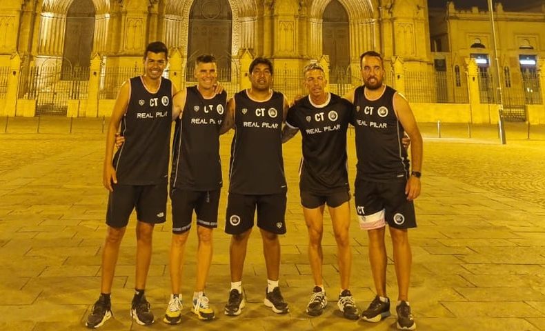 LLEGAMOS. El cuerpo técnico de Real Pilar en la Basílica de Luján.
