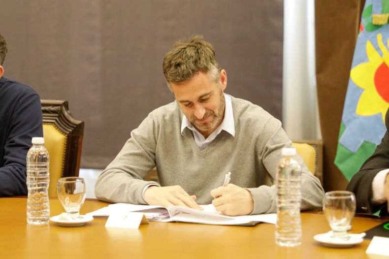 Firma. Achával destacó la importancia del rol del Banco Provincia.