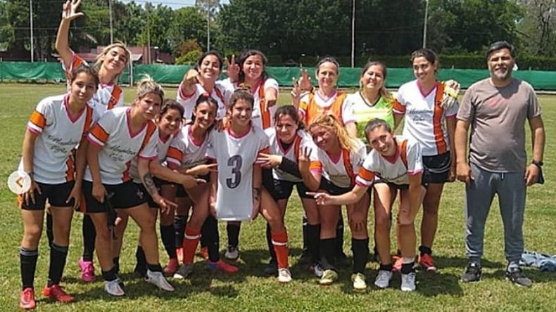 TRIUNFAZO. Las chicas de Manzanares que festejaron en casa..