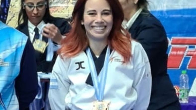 MEDALLA. Micaela Ahumada posa con la de bronce, tras competir en el Nacional..