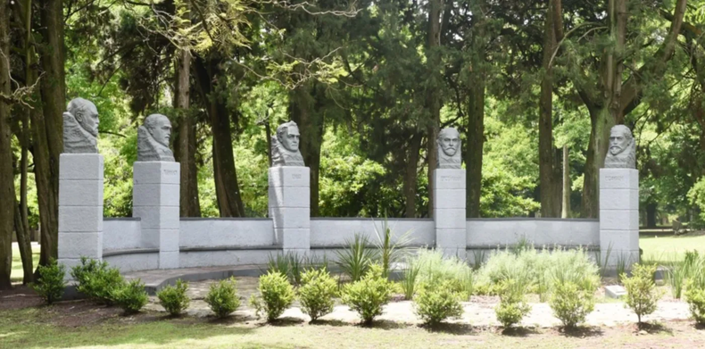 Monumento. (0221.com.ar)..png