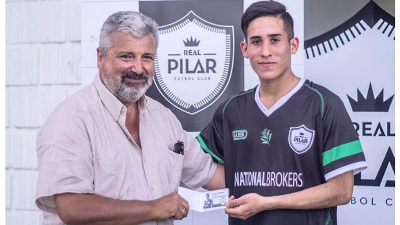 César Mansilla (presidente de Real) le entregó a Rodríguez el carné de socio honorario por anotar el primer gol del club..