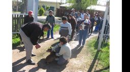 En las últimas semanas, proteccionistas confeccionaron un listado de lugares con superpoblación canina, donde es primordial empezar con castraciones y vacunación antirrábica. Así, en Zoonosis se organizó un cronograma de actividades para los meses abril, mayo y junio. Algunos de esos sitios mencionados son los barrios pilarenses Agustoni, Pellegrini y Villa Verde; y las localidades de La Lonja, Villa Rosa y Manuel Alberti..