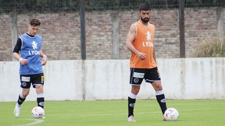 GOLEADOR. Arricau (der.) lleva la pelota; quiere volver a marcar en el “Barraza”..