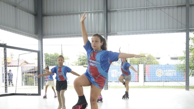 A PATINAR. Las chicas desplegarán sus coreografías en la pista del Club “Maradona”.