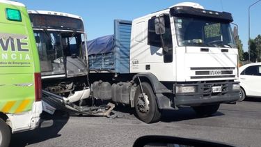 Chocaron un camión y un colectivo