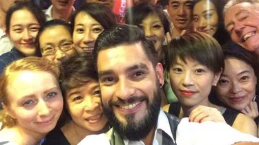 AUTOFOTO. Azorín con sus alumnos de Shangai. .