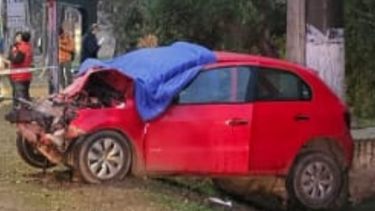 VW GOL. Tras impactar contra un colectivo, el vehículo de la víctima terminó en una zanja.