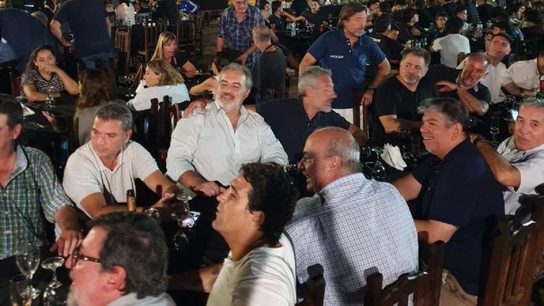 250 personas participaron de la cena aniversario..